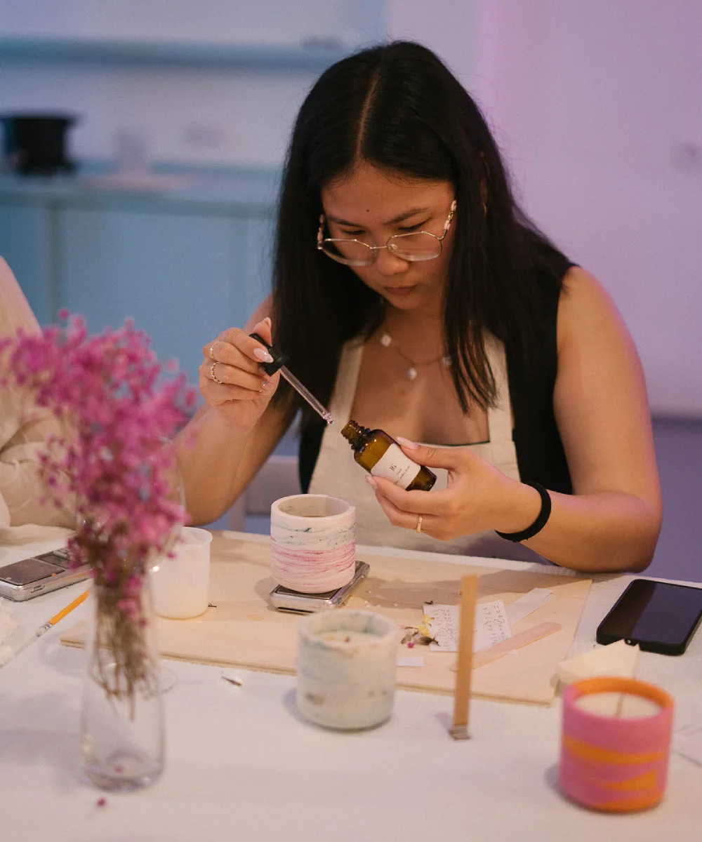 Taller de Velas Sensorial Chica eligiendo Aroma