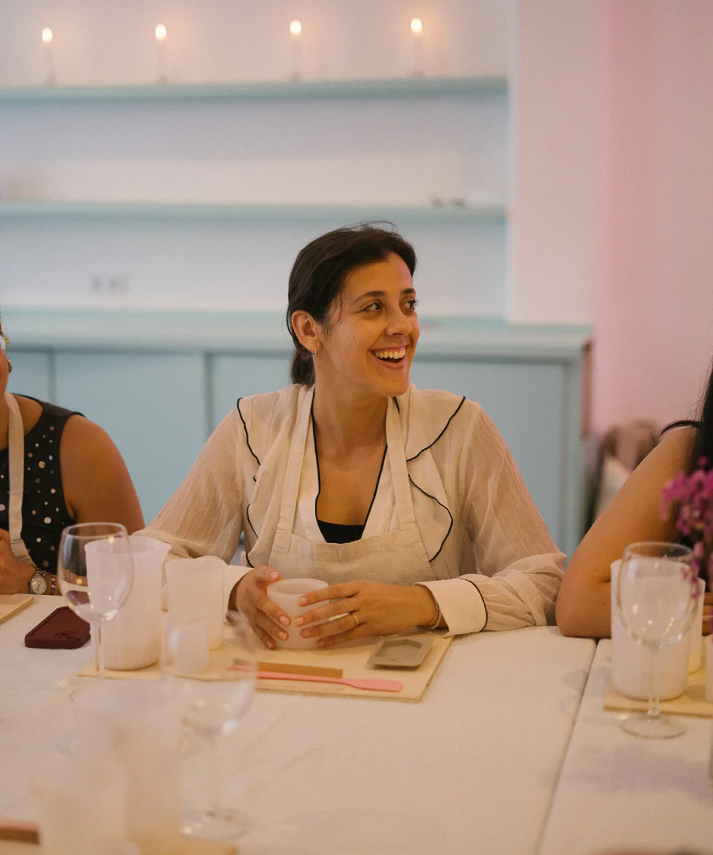 Taller de Velas Sensorial Chica sonriendo